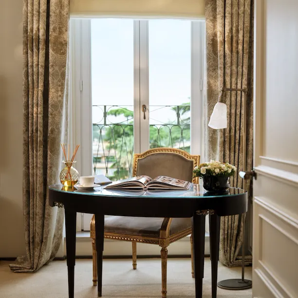 La Grande Bellezza suite living room's desk