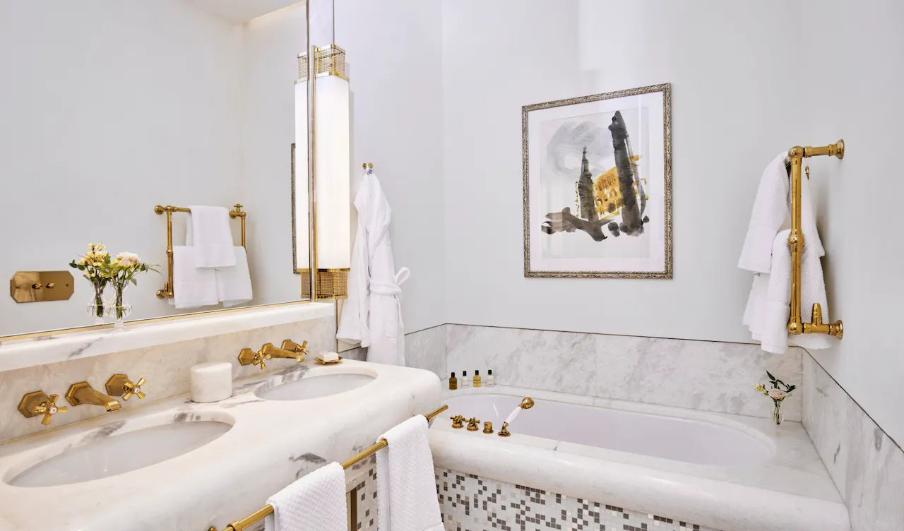 Marble bathroom with double sinks and bathtub of Prestige Suite at Hotel Eden, Rome