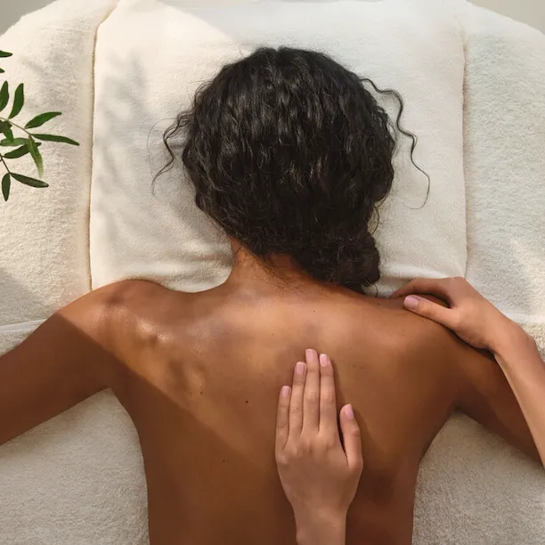 Massage, hands on back at the Hotel Bel-Air Spa