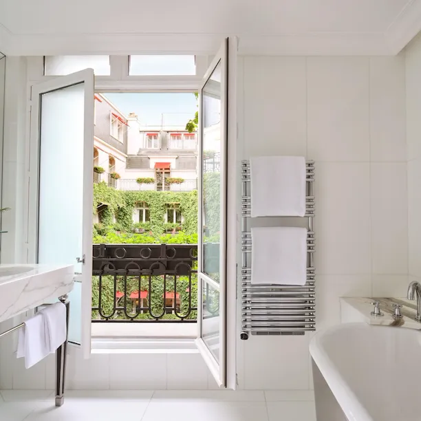 This is the bathroom of the Junior Suite #532 at the Plaza Athénée.