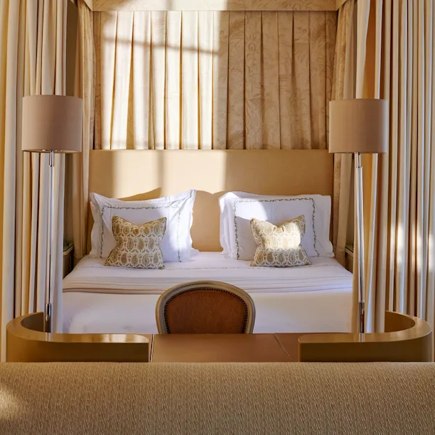 CoworthPark-MansionHouseJuniorSuite-bedfocusportrait-DorchesterCollection