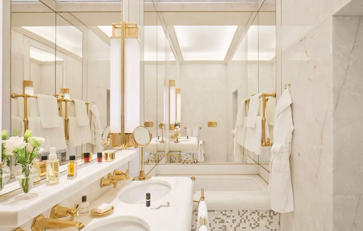 White marble bathroom of Classic room with view with double sinks and bathtub at Hotel Eden, Rome