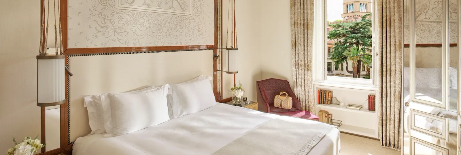 Bedroom of Classic suite with view at Hotel Eden, Rome