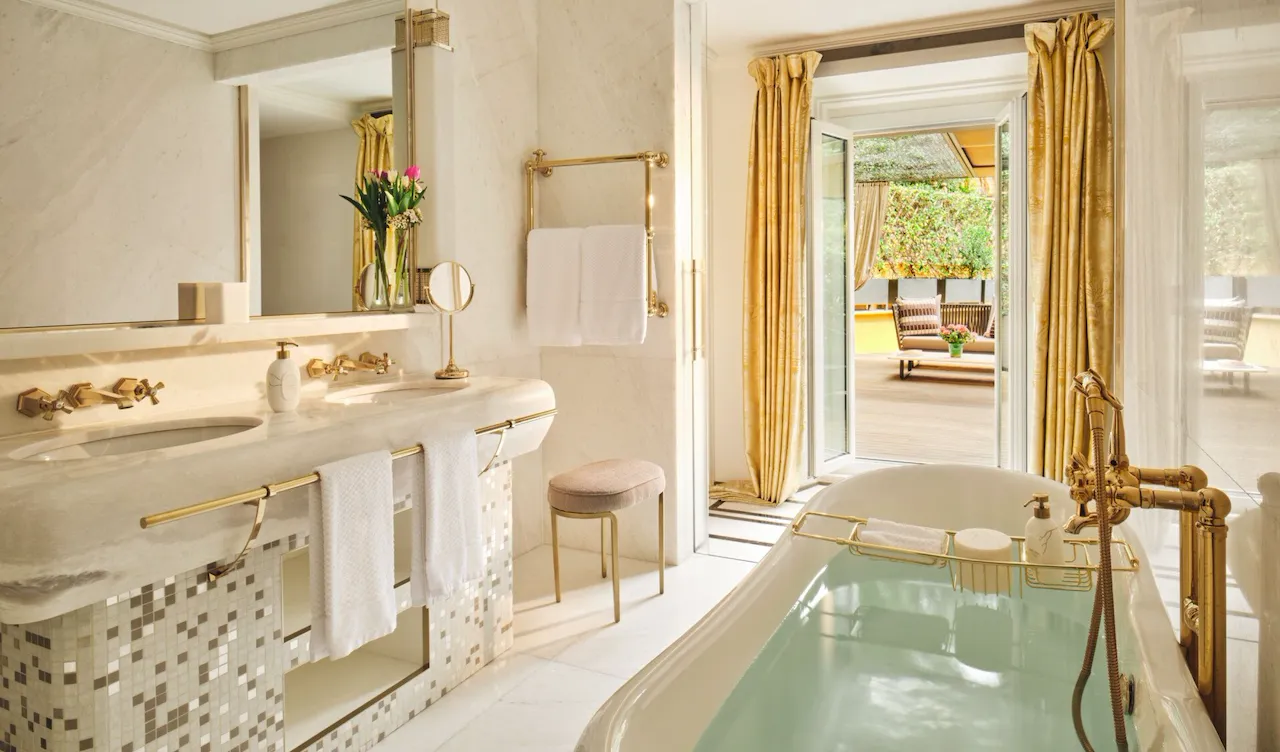Aurora Terrace Suite bathroom with view on terrace and bathtub filled with water