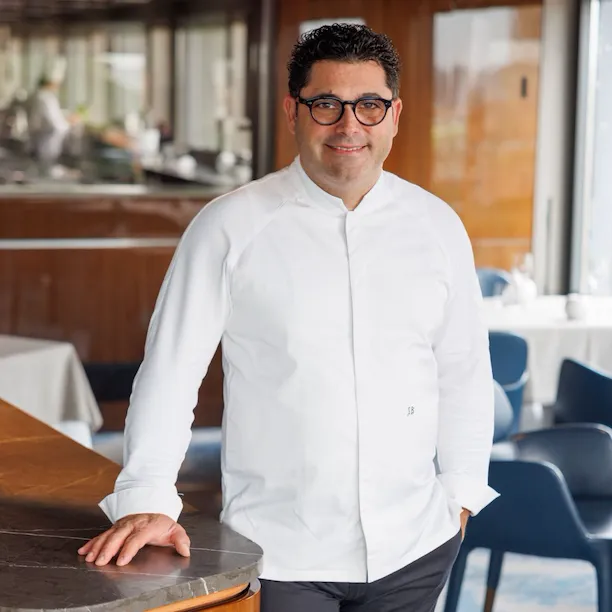 Salvatore Bianco in piedi all'interno del ristorante La Terrazza a Hotel Eden, Roma
