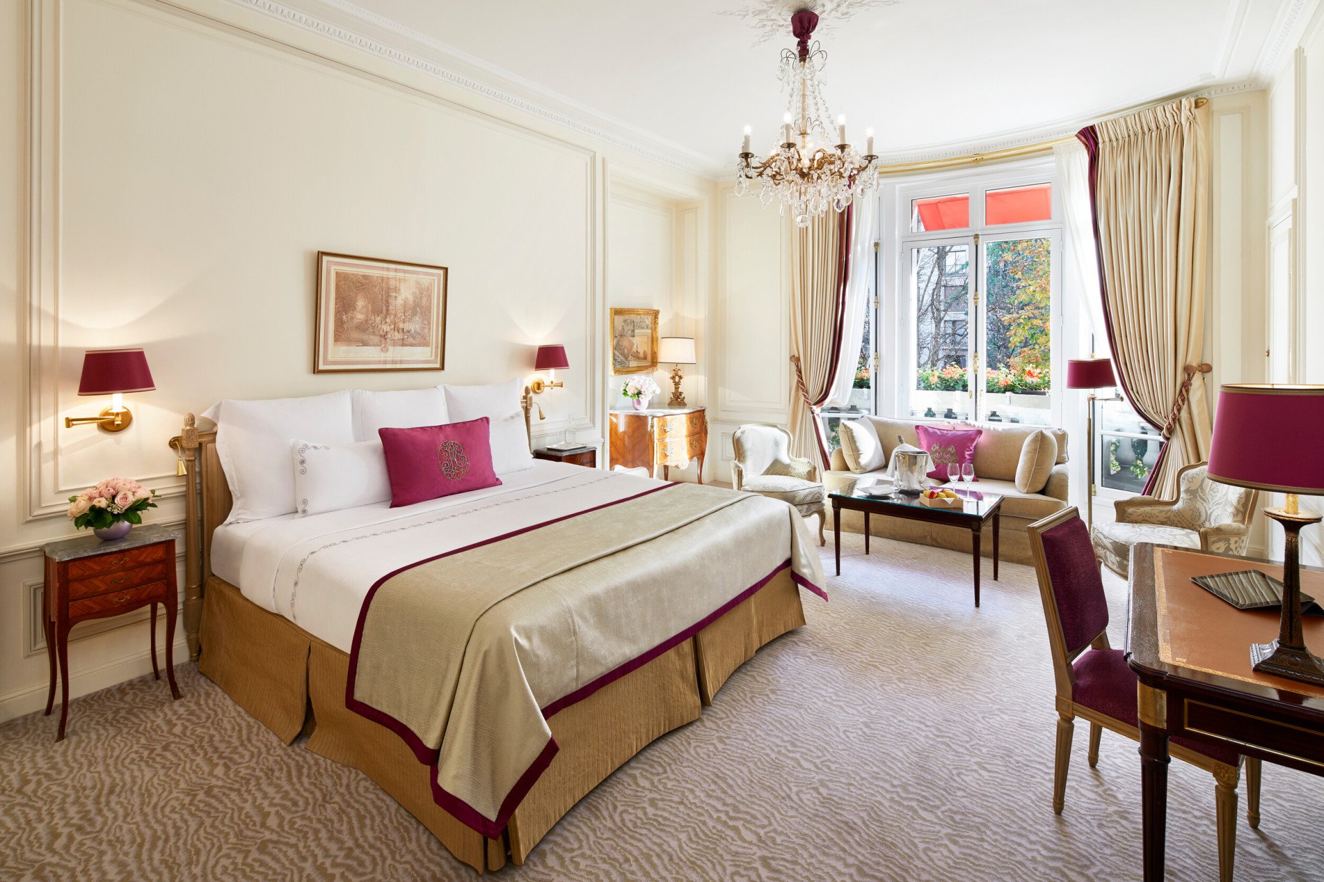 Junior Suite Avenue Montaigne View at H tel Plaza Ath n e