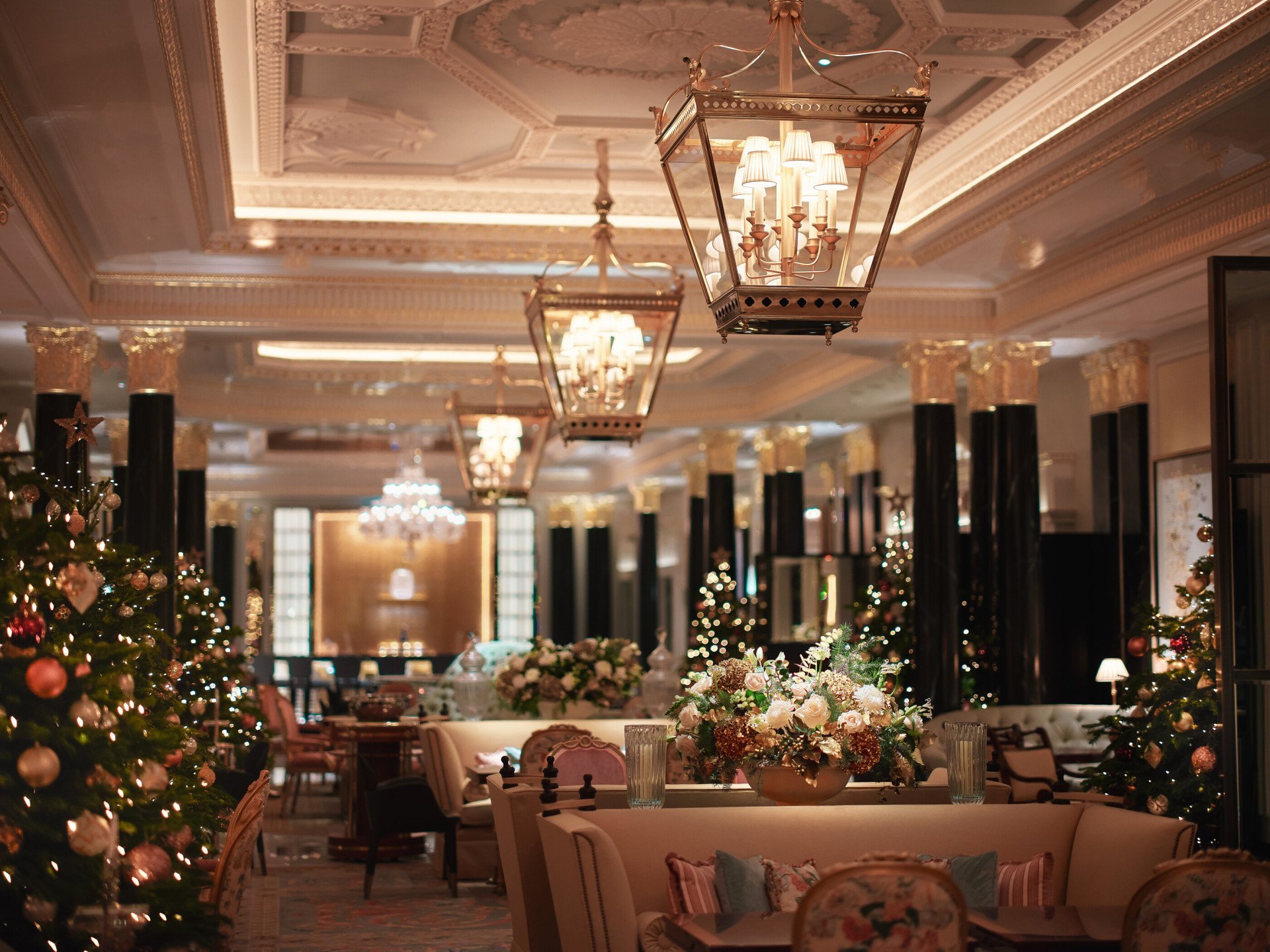 Discover the 19 best hotels in London for a magical Christmas stay! From luxurious decor and festive afternoon teas to cozy rooftop chalets and stunning holiday views, find the perfect hotel to experience London’s holiday charm. Ideal for a memorable Christmas getaway in the heart of the city. Click to see more on where to stay in london for christmas. Where To Stay In London During Christmas, Christmas Time, London Hotels At Christmas, Best London Hotels At Christmas, Christmas In London Hotel